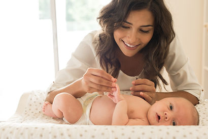 Mère tenant la main de bébé