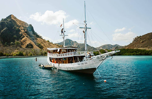komodo-islands-boat-tour.jpg