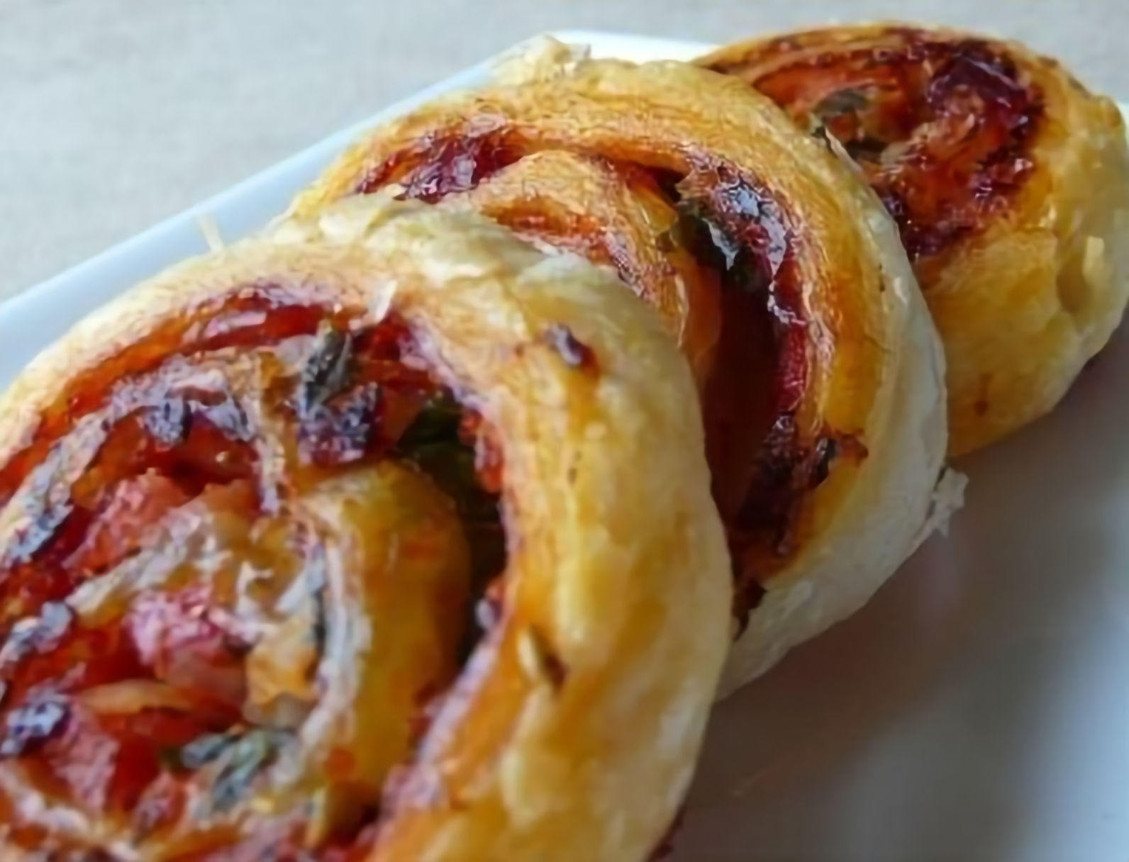 Roulés feuilletés tomate et emmental