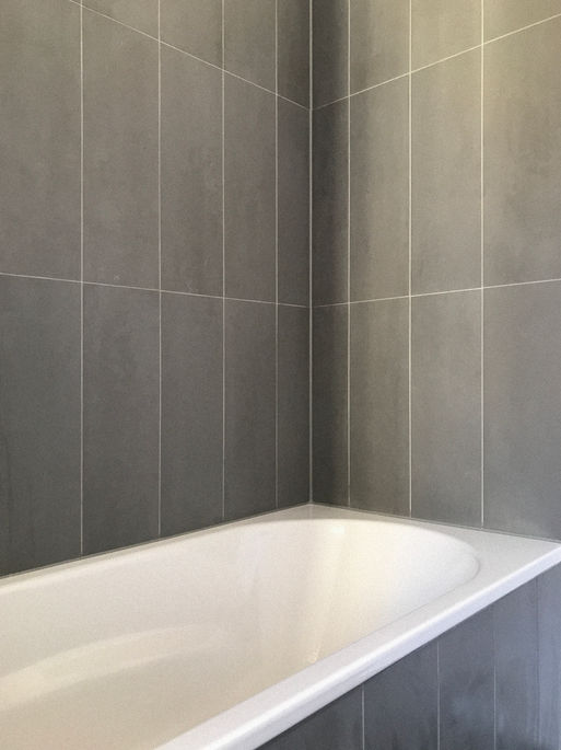 Sanierung 3,5-Zi-Wohnung, Zittau - Materialkonzept, Jung LS990, Eiche Dielung, Mosa Core Terra Fliese, Bischopp 1929 Türdrücker