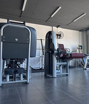 Γυμναστήριο με μηχανήματα, γυμναστήριο, ασκήσεις, κτίριο και παράθυρα. Γυμναστήριο για προπόνηση.