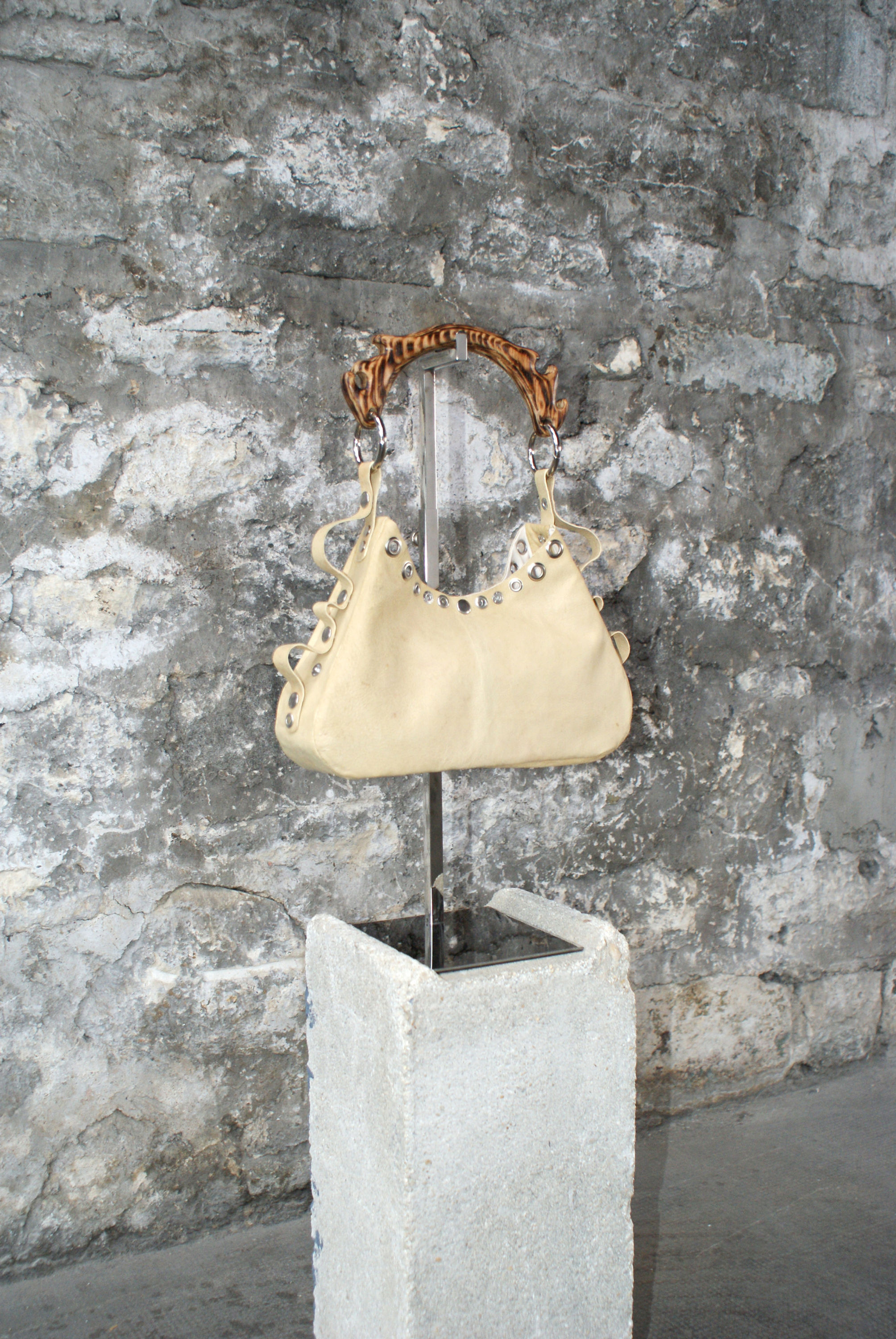 Sac à main en cuir beige original avec une anse en bois et longueur ajustable