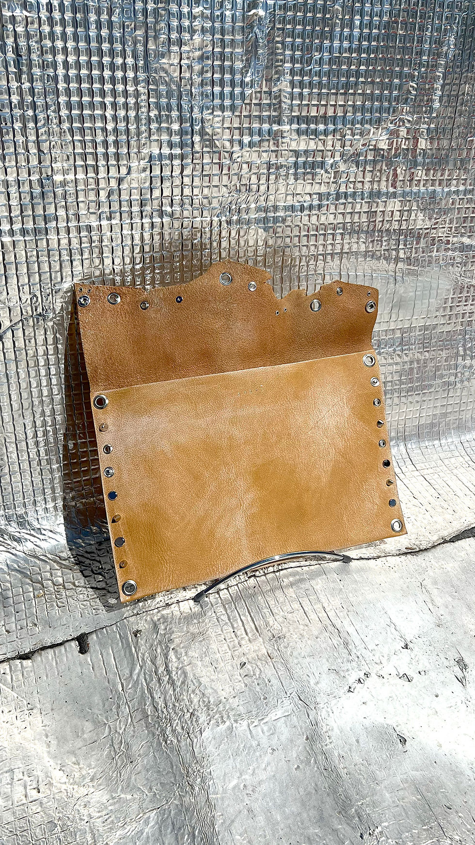 Pochette iPad en cuir marron clair avec clous