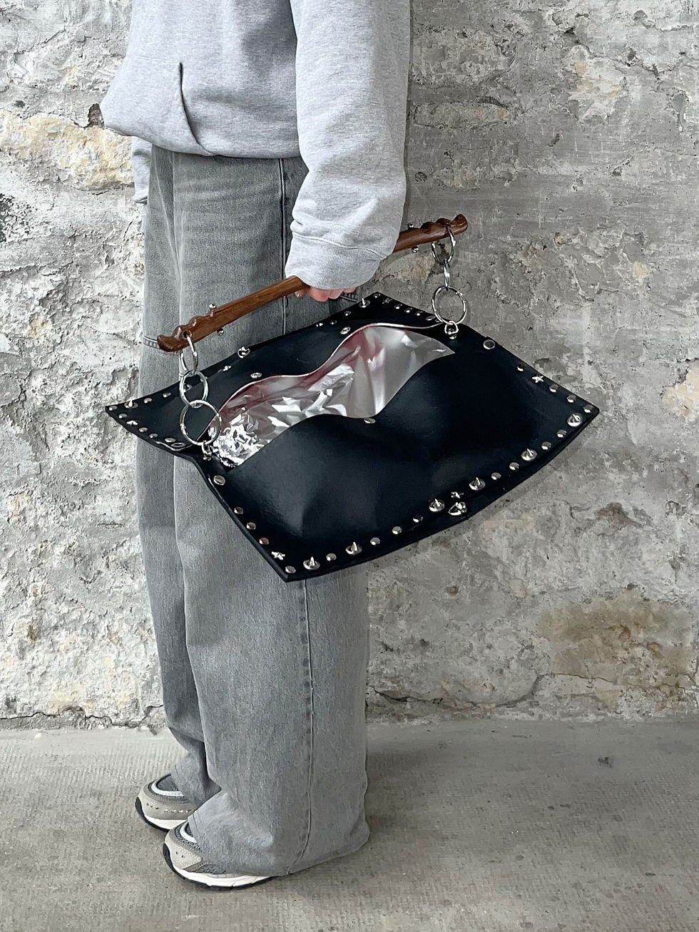 Sac à main et sac à tarte en cuir noir avec clous et ornements métalliques, anse en bois