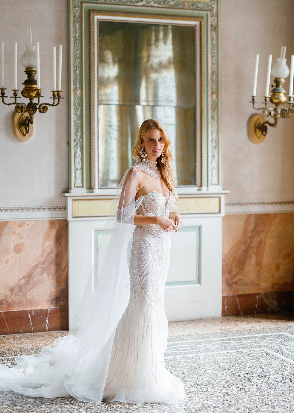 Thumbnail: Orecchini pendenti da sposa di perle Dama Pearl bridal Earrings by Jonida Ripani