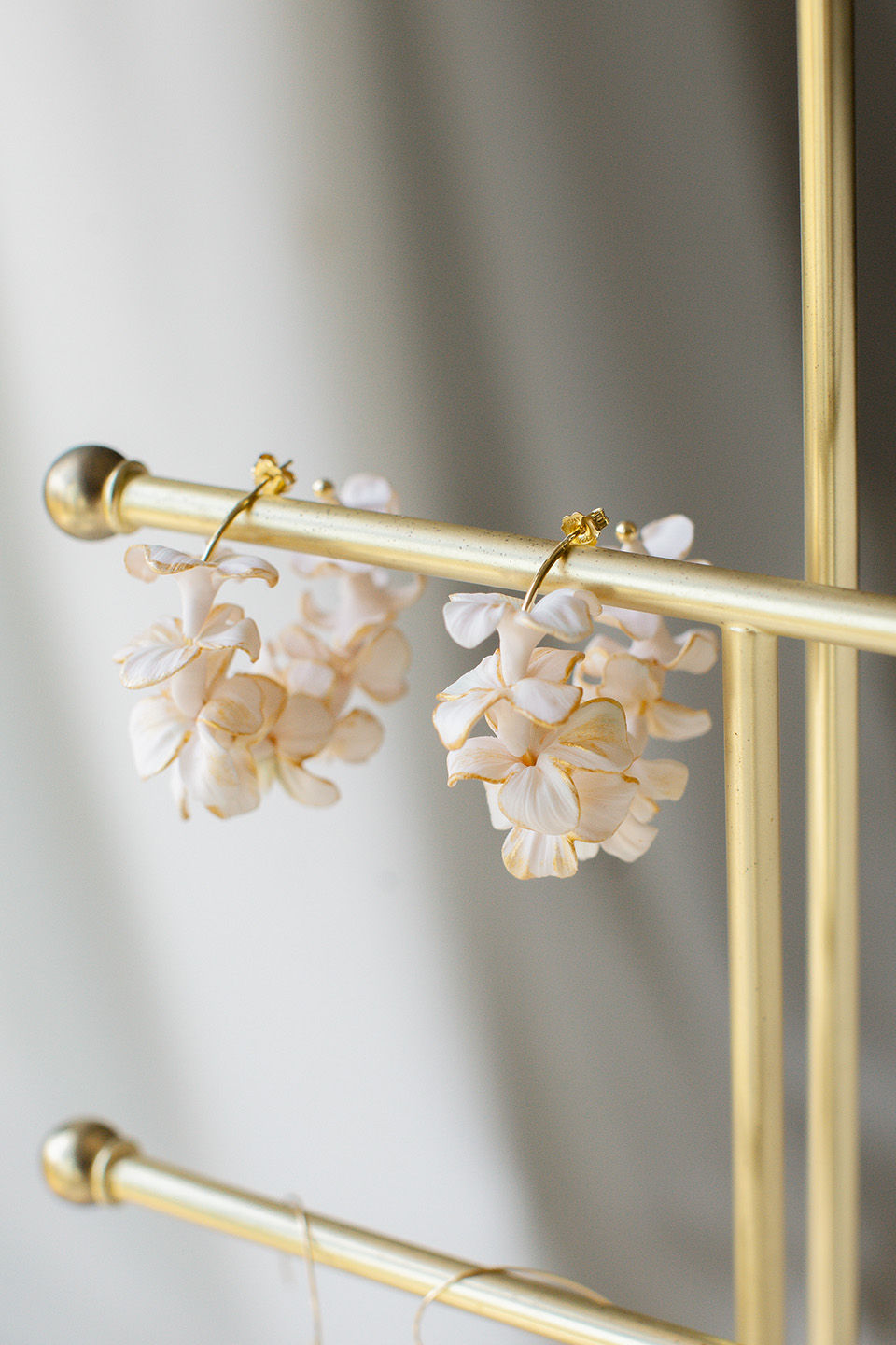 Thumbnail: Orecchini di matrimonio con fiori dipinti a mano incantevoli Canova-Hoop Flower Earrings by Jonida Ripani.