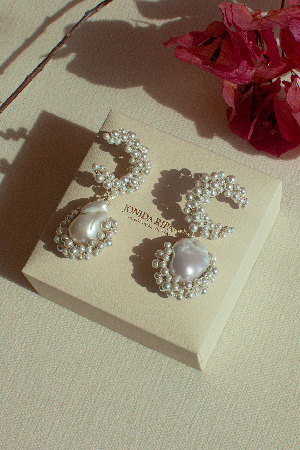 Thumbnail: Orecchini di perle da sposa MIRACLE Pearl Drop Bridal Earrings