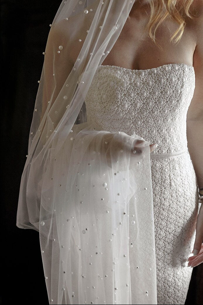 Thumbnail: Velo per sposa con filo d’argento e fascino senza tempo Perla Wedding Veil by Jonida Ripani.