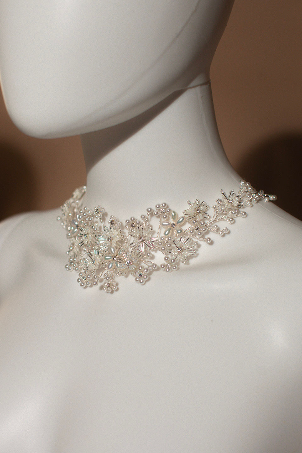 Collana da sposa con dettagli floreali raffinati Pearl Collar Necklace Cortina by Jonida Ripani.