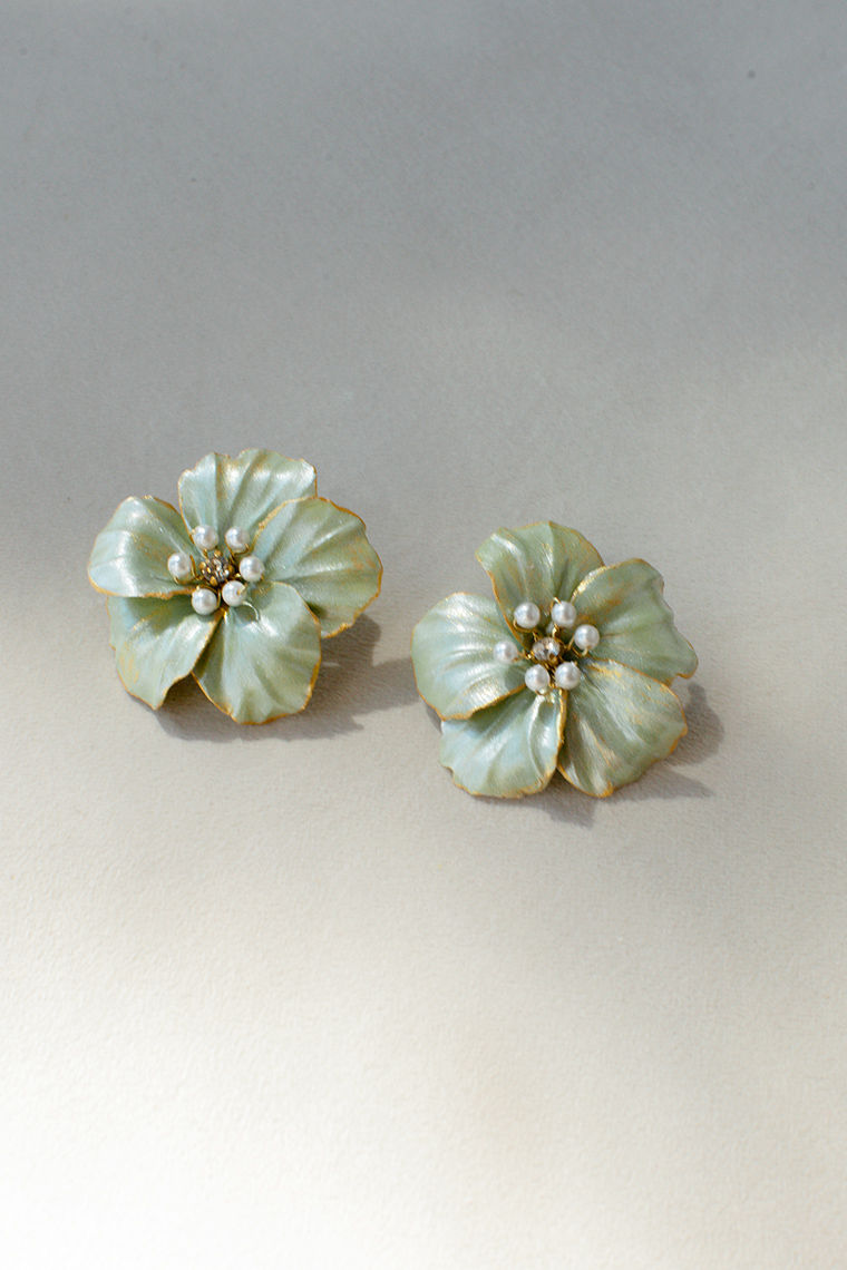 Thumbnail: Orecchini sposa con tonalità delicate e stile sofisticato Portofino Olive Studs Flower Wedding Earrings by Jonida Ripani.