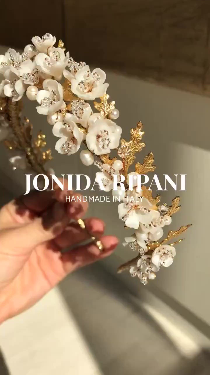 Thumbnail: Corona di matrimonio con dettagli artigianali raffinati Belle Arti Blossom Bridal Crown by Jonida Ripani.