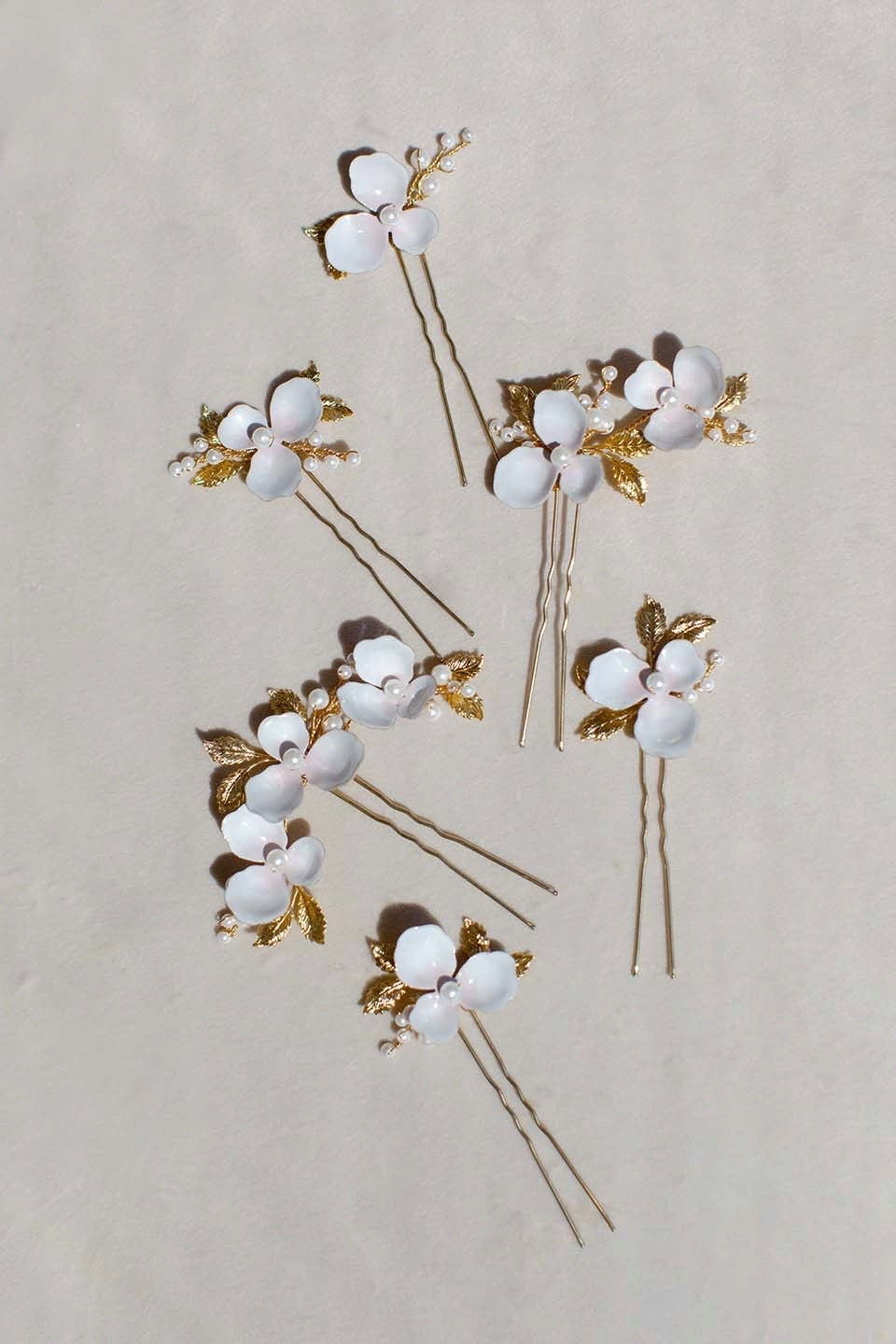 Miniatura: Forcine da sposa con tocco incantevole e qualità italiana Rose Mary Wedding Bobby Pins by Jonida Ripani.