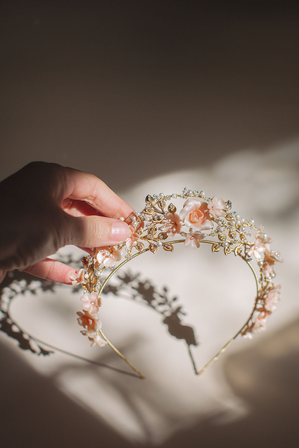 Thumbnail: Corona con fiori e perle da sposa Aurora Blossom Crown by Jonida Ripani.