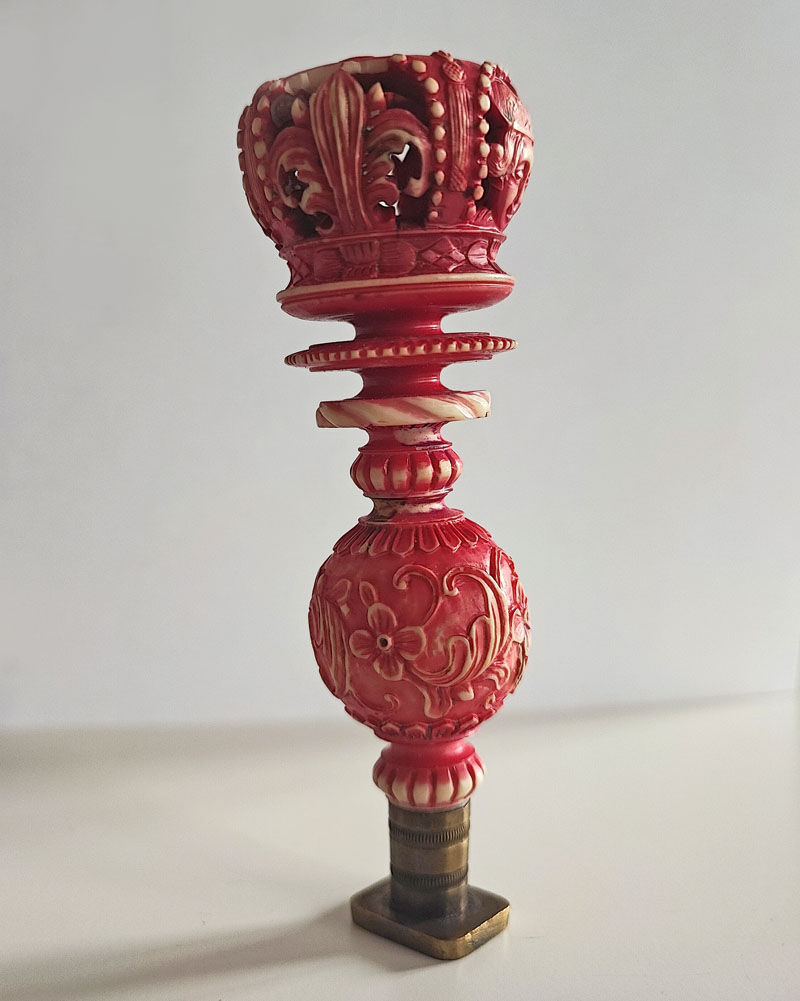 Petschaft mit Krone aus Elfenbein