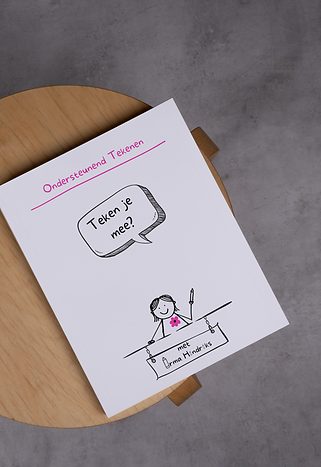 Portrait softcover book 8x10 lying on the wooden stool_Voorblad Tekenblok.png