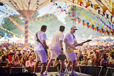 Dynamische Konzertfotografie einer Band auf der Bühne mit Blick ins Publikum, starker Lichtshow und Bühnennebel. Professionelle Live-Eventfotografie für Bands, Festivals und Konzerte mit echter Atmosphäre.
