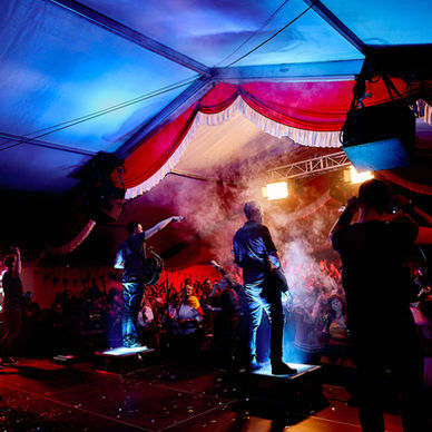 Konzert in vollem Gange, Karnevalsband Miljö bei einem Karnevalskonzert im Zelt Nacht, Rauch, farbige Scheinwerfer,live,emotionen