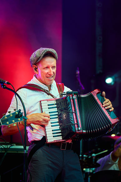 der Akkordeon Spieler der Karnevalsband Klüngelköpp bei einem Auftritt der Bühne sein Akkordeon,Rauch, farbige Scheinwerfer,live,emotionen