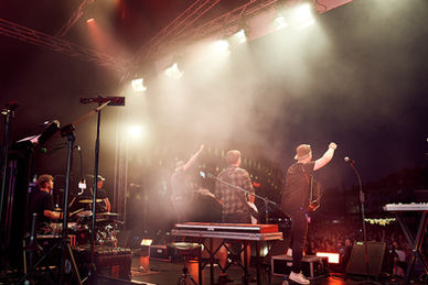 Die Band Miljö während eines Liveauftritts, auf der Bühne von hinten fotografiert,in action,lichter,scheinwerfer,Rauch,live,emotionen,Bühne,Action