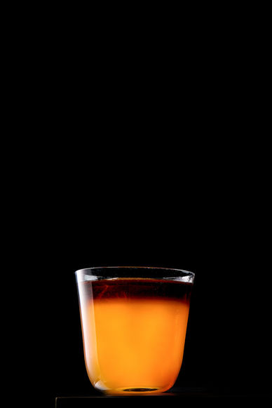 Edle Getränkefotografie eines Cocktails im minimalistischen Setting mit Fokus auf Licht, Farbe und Struktur. Hochwertige Inszenierung mit klarer Bildsprache – ideal für Bars, Marken und Gastronomie, die Premium-Content für Werbung, Social Media und starke visuelle Markenauftritte suchen.