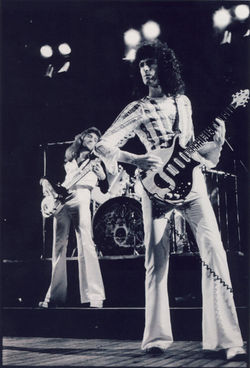 Queen Hammersmith Odeon - 1975 (15)