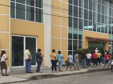 EN TUXPAN USUARIOS DE LA CFE MOLESTOS POR EL MAL SERVICIO DE CAJERO AUTOMATICO