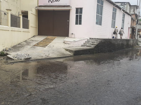 LOS VECINOS DE LA CALLE FAUSTO VEGA SANTANDER SE QUEJAN DE FUGA DE AGUA Y DE CONTAMINACIÓN AUDITIVA