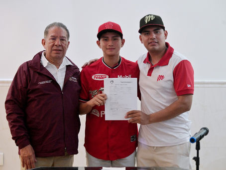 PITCHER TUXPEÑO FIRMA CON LOS DIABLOS ROJOS DEL MÉXICO DE LA L.M.B.