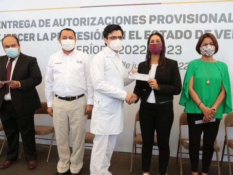 RECIBEN EGRESADOS DE LA CARRERA DE SALUD DOCUMENTO DE PASANTE PARA EJERCER SU PROFESIÓN