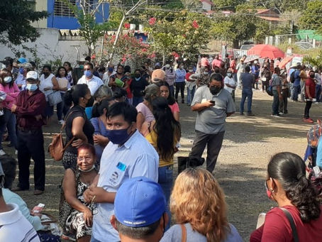 PERSONAS QUE RESULTARON AFECTADAS POR EL HURACÁN GRACE RECIBEN ENSERES EN EL CID