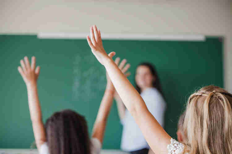 ילדות מצביעות בכיתה