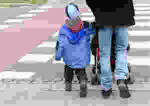 הורה וילד חוצים את הכביש