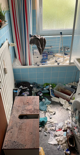 Professionelle Entrümpelung und Entsorgung von Messie-Wohnungen 
– Unsere Dienstleistungen umfassen die komplette Entrümpelung von Messie-Wohnungen, inklusive der fachgerechten Trennung und umweltfreundlichen Entsorgung von Abfällen. 
Wir bieten maßgeschneiderte Lösungen, um die betroffenen Räumlichkeiten gründlich zu reinigen und wieder in einen bewohnbaren Zustand zu versetzen. Unsere erfahrenen Mitarbeiter arbeiten diskret und einfühlsam, um den Prozess für alle Beteiligten so stressfrei wie möglich zu gestalten. 

Kontaktieren Sie uns für eine zuverlässige und effiziente Entrümpelung von Messie-Wohnungen, die alle gesetzlichen Vorschriften zur Abfallentsorgung erfüllt und Ihre Räumlichkeiten schnell und gründlich aufräumt.