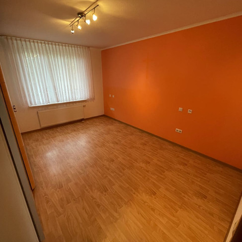 Leeres Schlafzimmer nach der Haushaltsauflösung. Alles ist wieder sauber.
