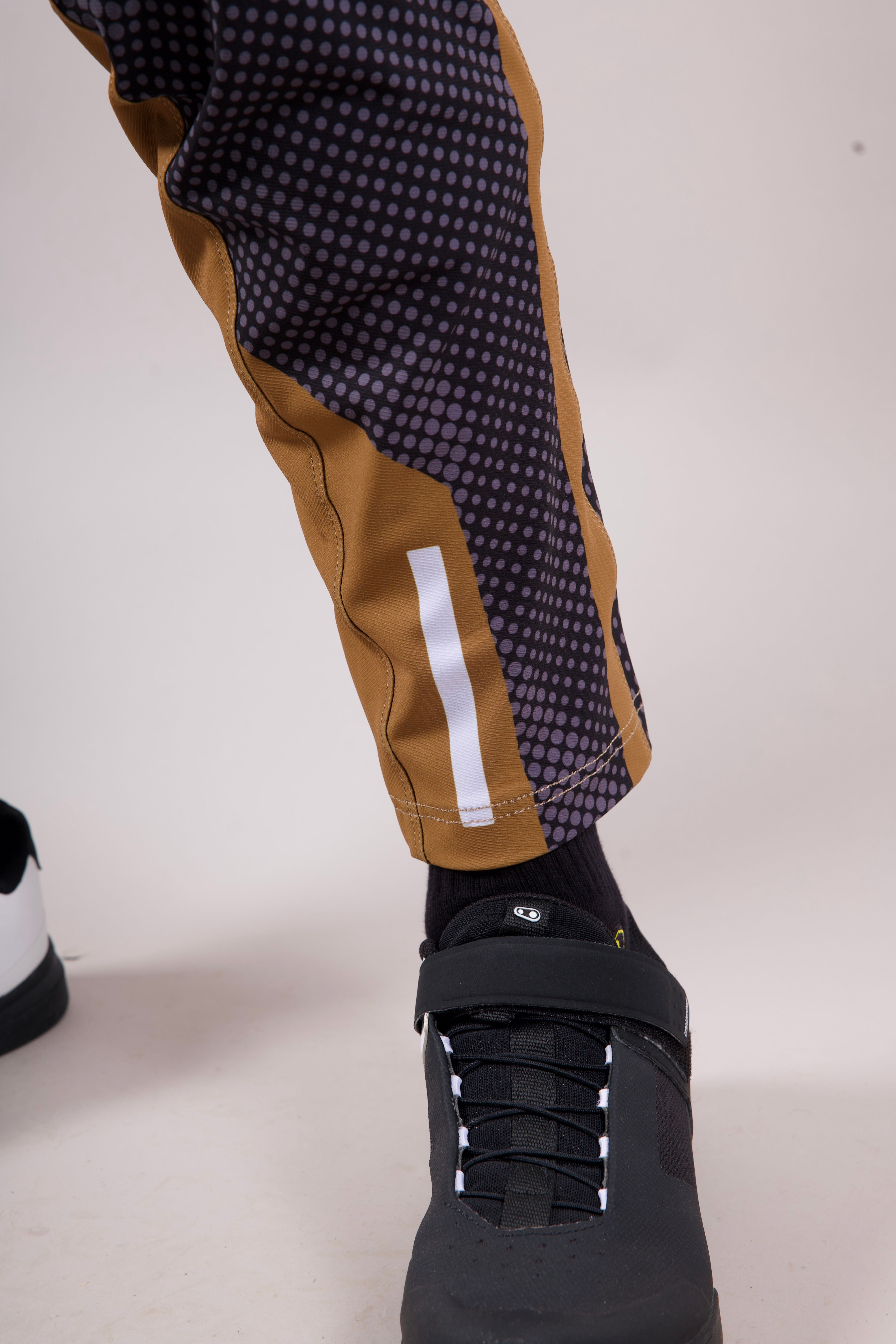 Pantalon racefit marron vu des details