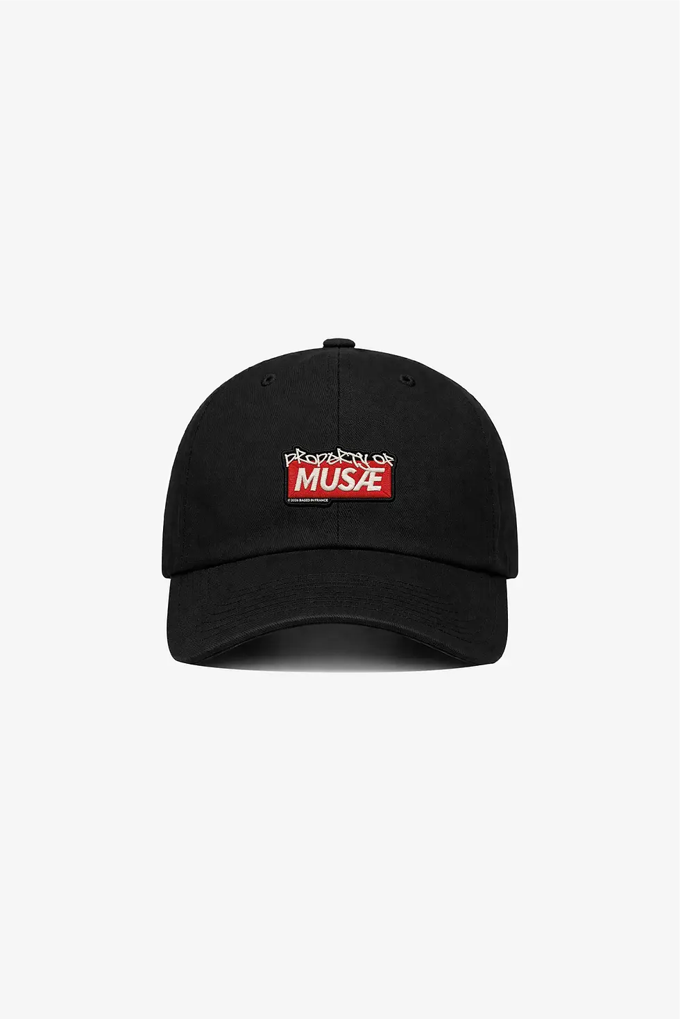 Casquette noire MUSÆ, patch brodé rouge "Property of MUSÆ ", boucle métal dorée ajustable.