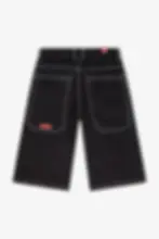 Short baggy en jean noir, coupe baggy sous le genou, surpiqûres blanches et patch rouge MUSÆ streetwear.