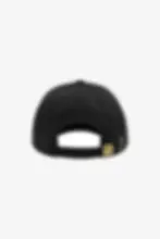 Casquette noire MUSÆ, patch brodé rouge "Property of MUSÆ ", boucle métal dorée ajustable.