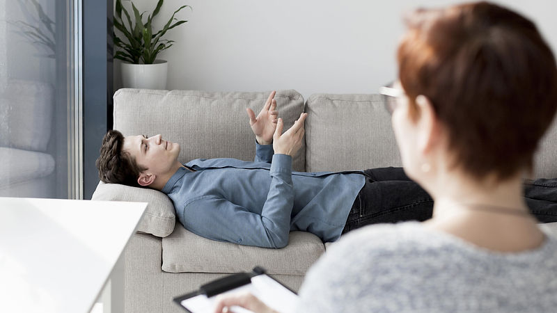 front-view-psychologist-patient-min.jpg