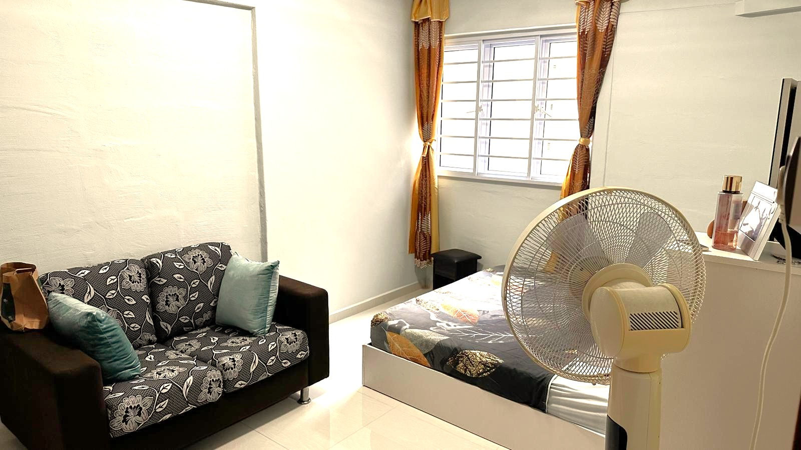 2 Common Rooms for rent at Blk 240 Hougang Street 22. (Single Pax Only)