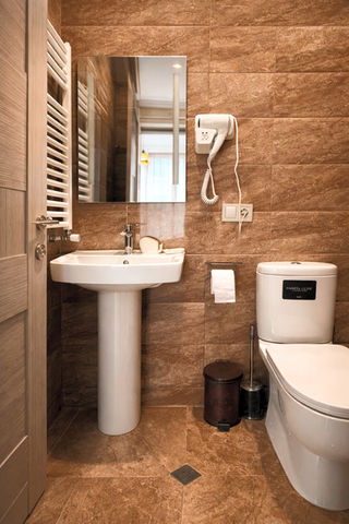 Bathroom with full amenities in the best hotel in Tbilisi