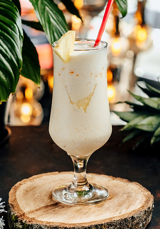 milk-shake-pina-colada-em-cima-da-mesa.jpg