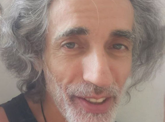 Retrato de Joaquín, cabello gris, alegre