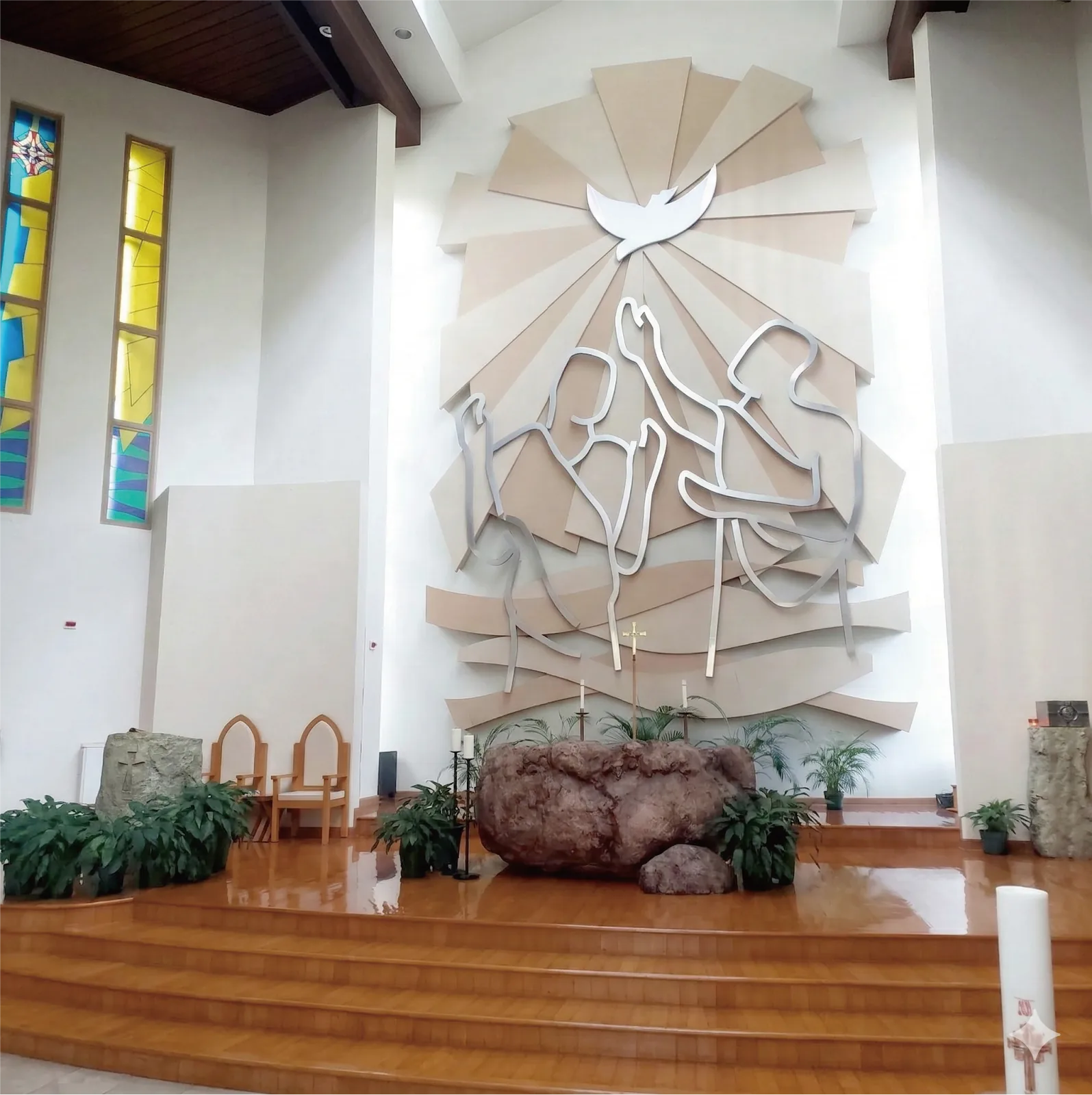 施洗聖約翰堂建築特色：聖壇後的約旦河受洗聖像畫、入口彩繪玻璃與象徵聖靈洗禮的流水設計。