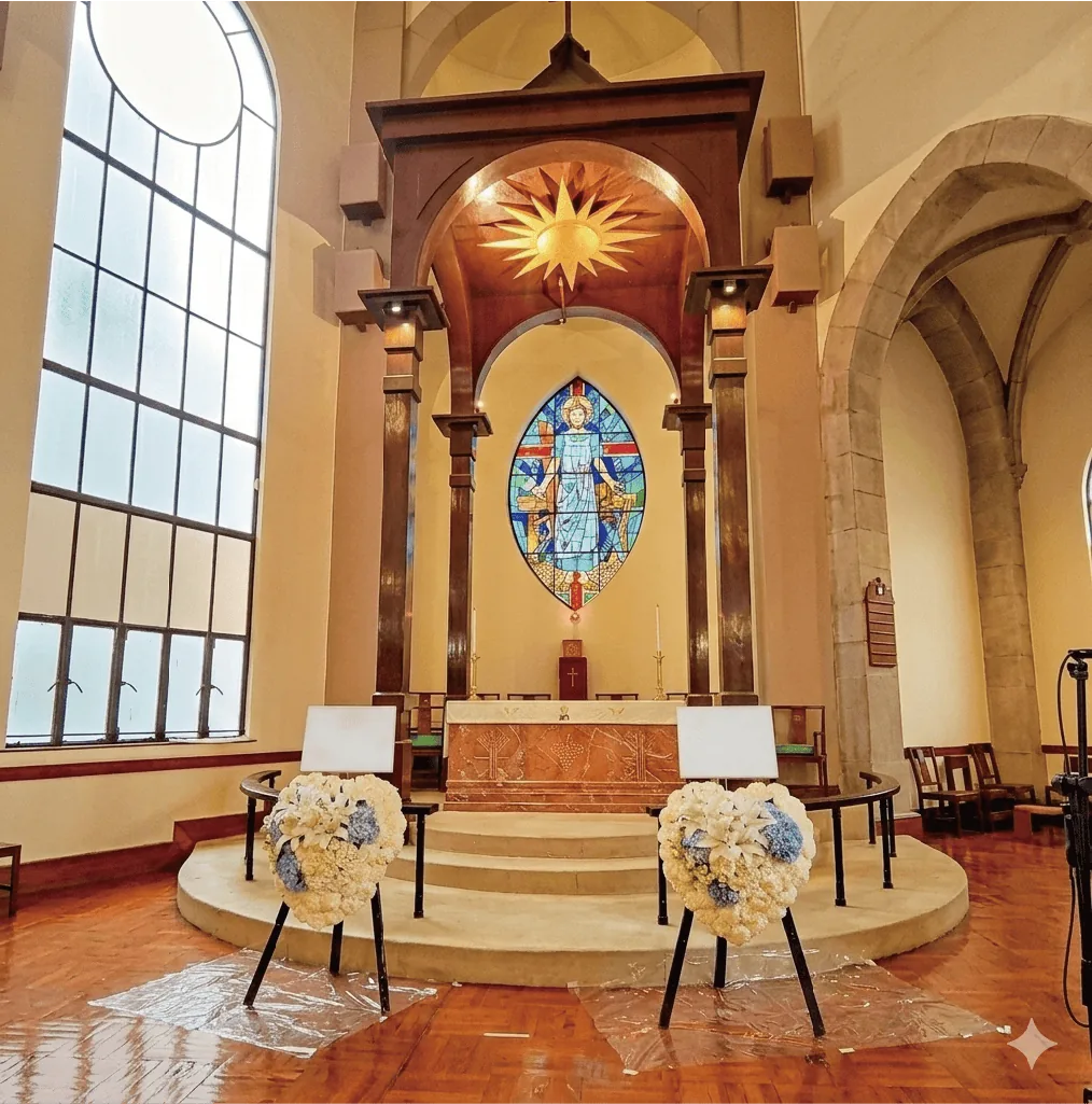 聖匠堂室內設計：高樓底空間與木質長椅，陽光映照聖壇十字架，營造莊嚴明亮的追思禮拜氛圍。