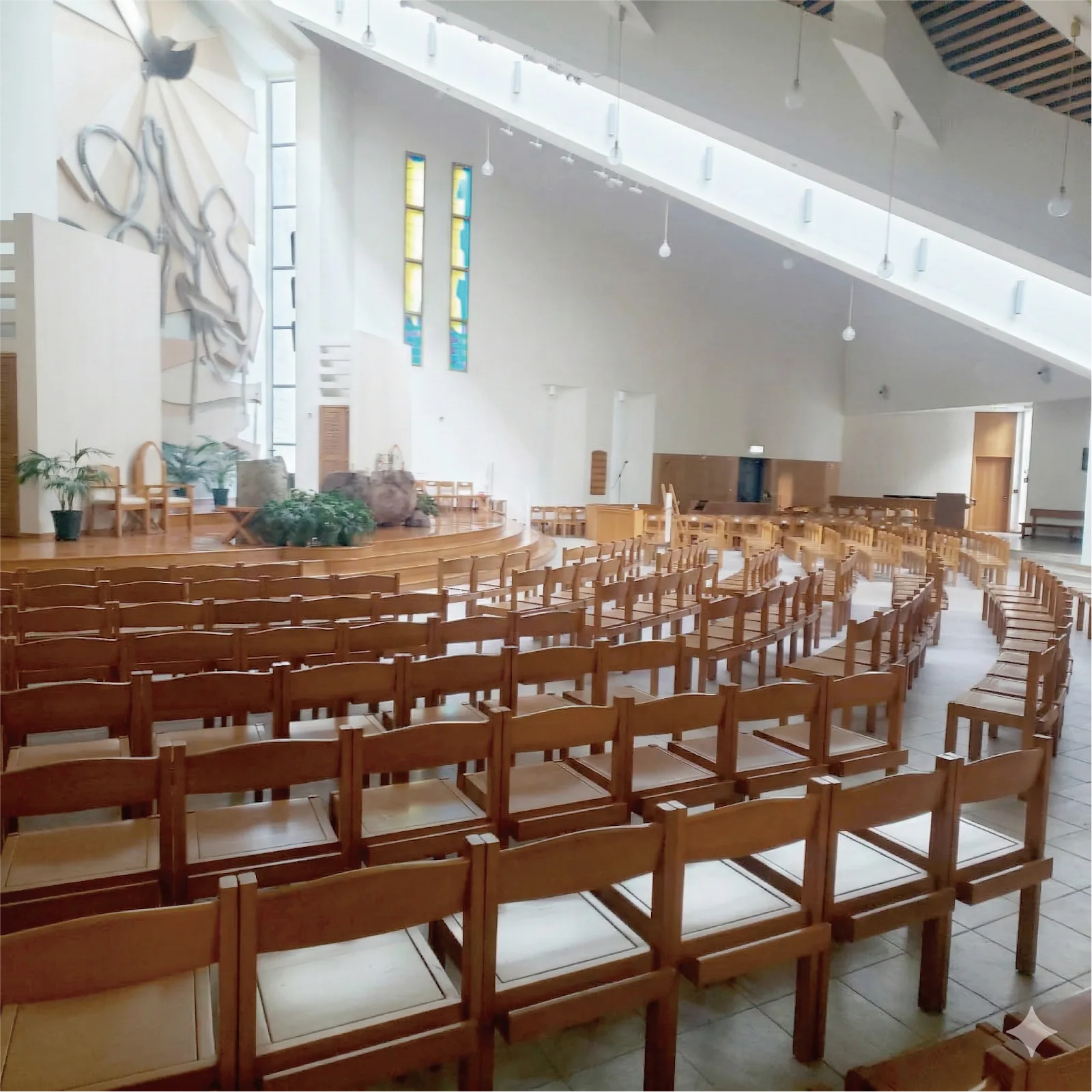 施洗聖約翰堂內部空間：可容納四百人的上層主堂與三百人的下層林植豪副堂，適合大型追思聚會。