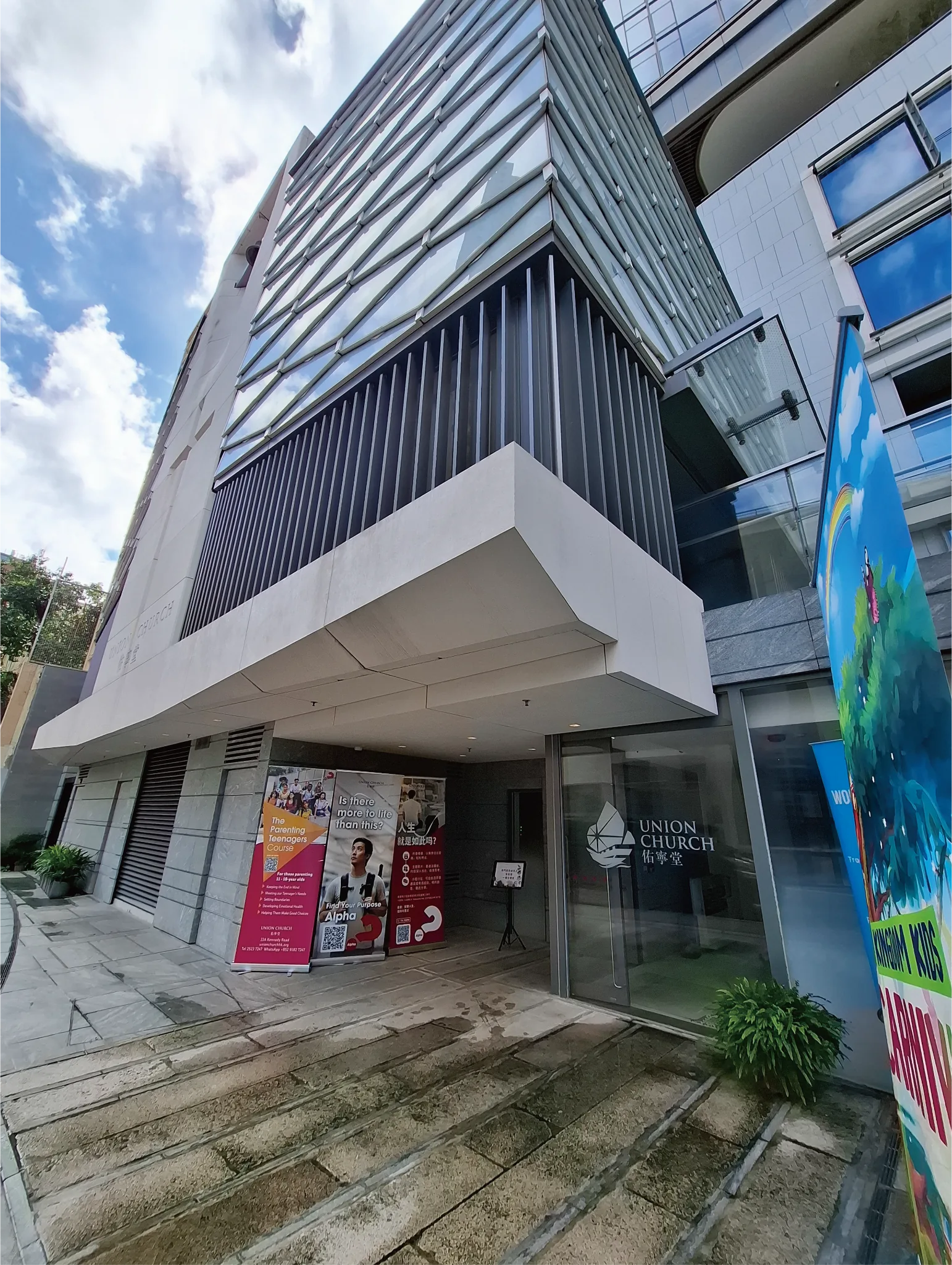 香港佑寧堂歷史回顧：保留 1890 年奠基石與戰後重建痕跡，見證香港雙世紀變遷的莊嚴聖堂。