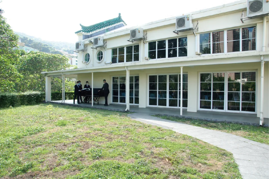 靈實醫院範圍內的寧靜環境：被樹木包圍的醫療村落，為喪親家庭提供安寧的告別氛圍。