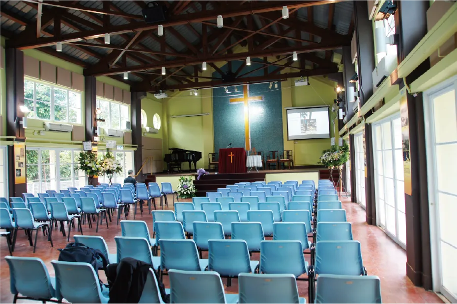 靈實協會歷史回顧：司務道教士與早期調景嶺難民醫療事工，象徵尊重生命的核心精神。