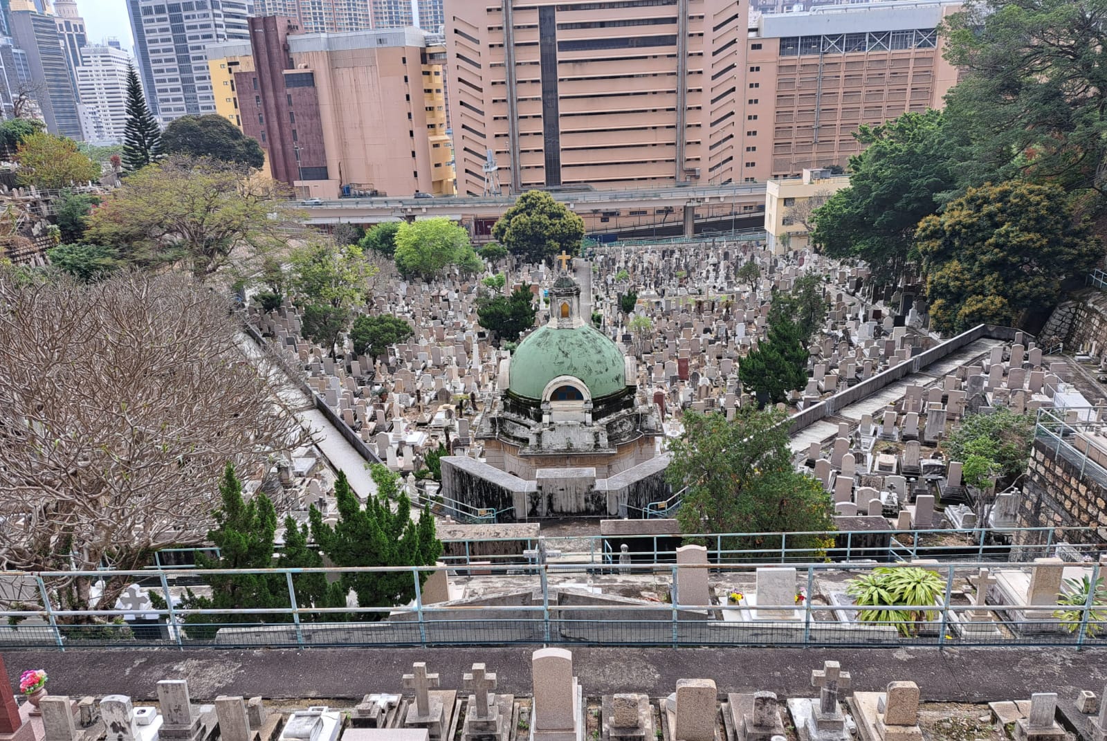 跑馬地天主教墳場實景照片，天主教香港教區墳場辦事處官方來源